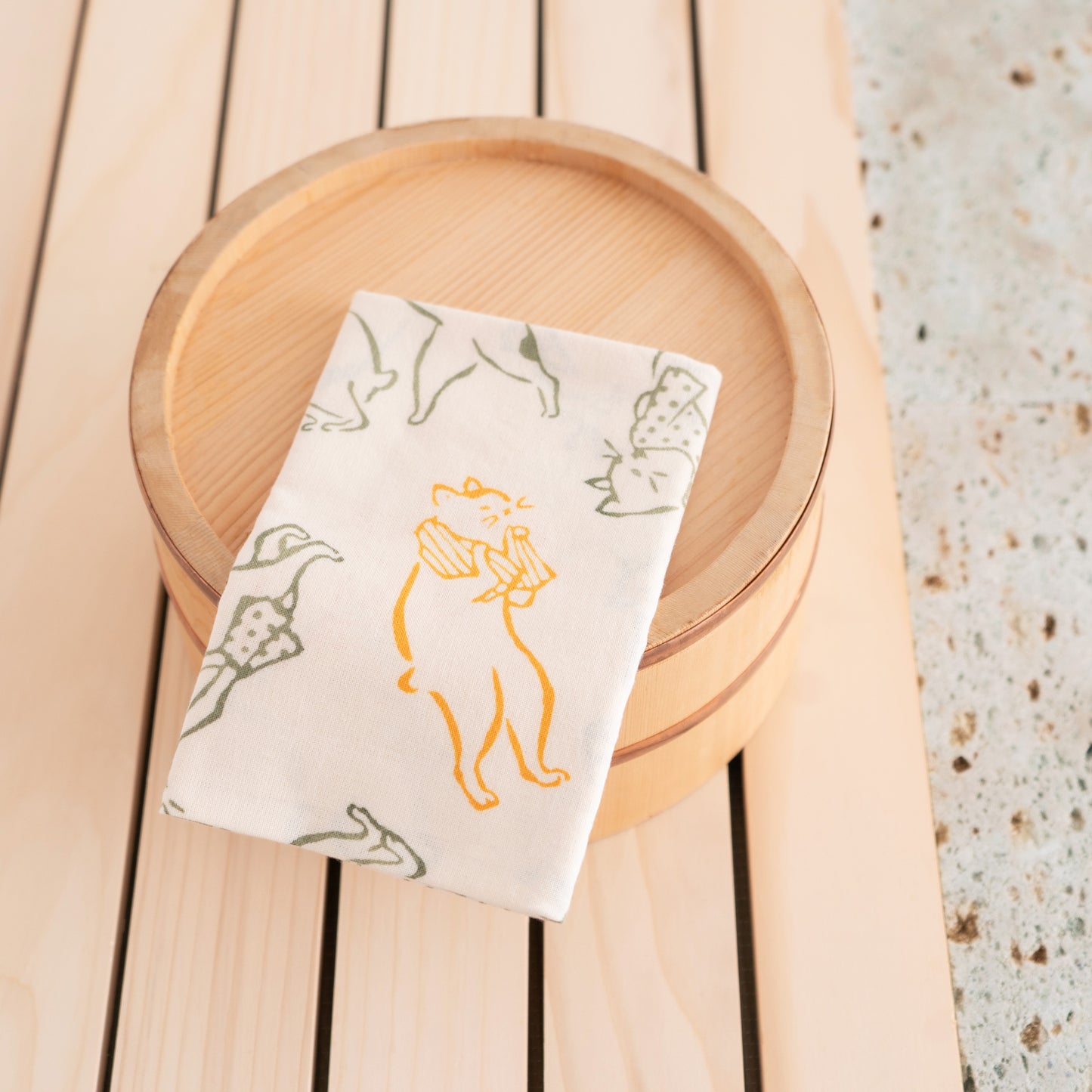 Cats go to the bath sweet osmanthus