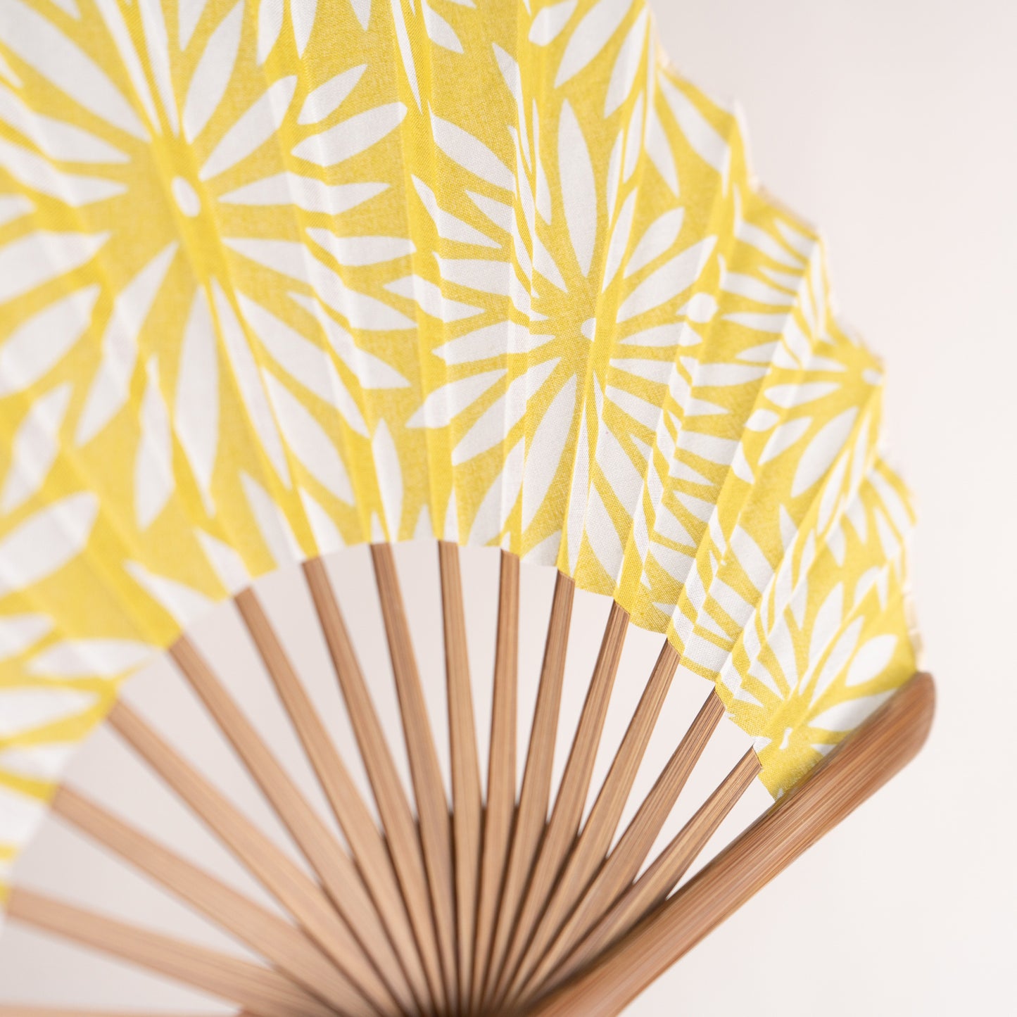 Mangetsu Sensu Set Muted Greenish Yellow Chrysanthemums